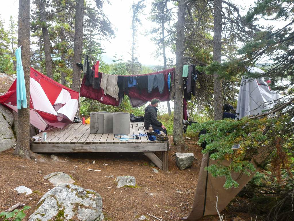 A tent with a clothesline full of clothes
